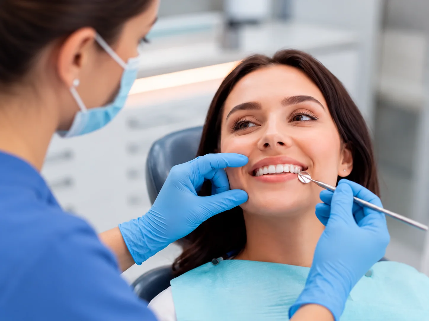 Dentista realizando tratamento periodontal